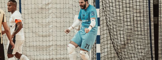Ποδόσφαιρο Σάλας Ανδρών: Μια νίκη μακριά από τον τίτλο του Πρωταθλητή Ελλάδας οι “μπλε”!! Νίκησαν την ΑΕΚ με σκορ 7-2 (και) στον δεύτερο μεγάλο τελικό της Futsal Super League και πλέον προηγούνται με 2-0 νίκες (ο τίτλος κρίνεται στις 3 νίκες)…